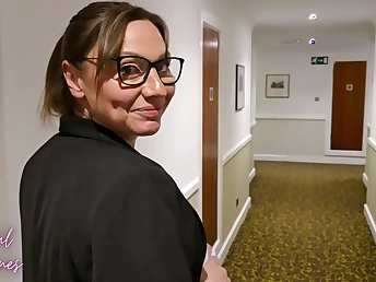 Hot MILF with big natural tits gets seduced by motel nabob and gets showered