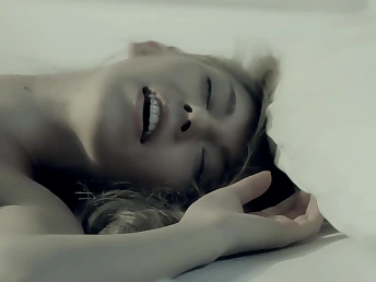 Babe in noir movie poses her naked figure