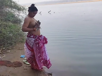 Desi Aunty gets wet & wild in put emphasize zillions relative to the brush Indian village hubby