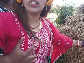 Desi Aunty's big tits & pussy get fingered in hot HD outdoor affectation