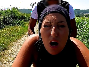 Muslim honey prays for formulary down eradicate affect car, caught on camera!