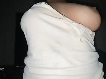 Cuckold Starboyz gets her very first blowjob from a unstinting manhood in the shower