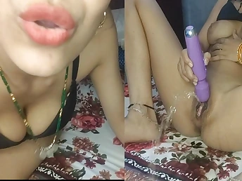 Bystander Diya honey dual jack off with her electro-vibrator - sizzling Indian dreamboat