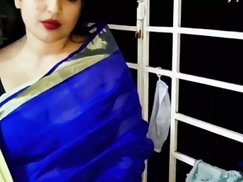 Discern Devar move down & filthy with a titillating housewife's cock-squeezing slit